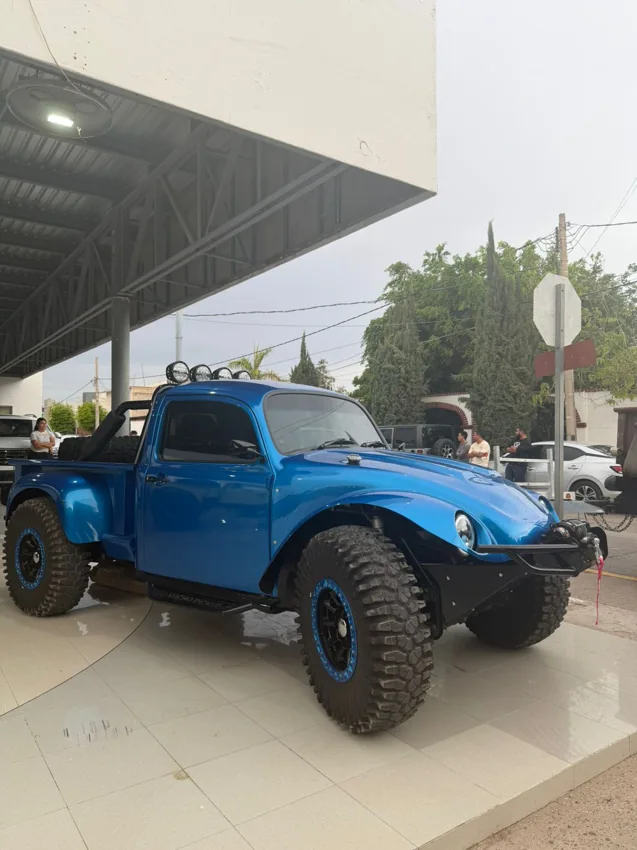 Vocho Pick-Up azul con defensa tubular y winch