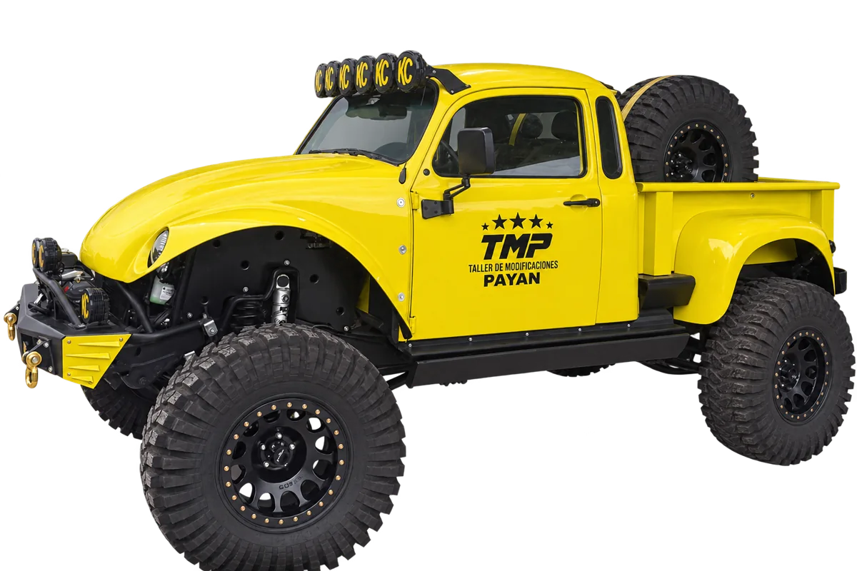 Vocho Pick-Up amarillo TMP con luces KC y llantas todoterreno